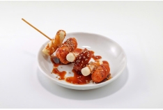 Xotok (bánh gạo xúc xích chiên sốt Hàn)